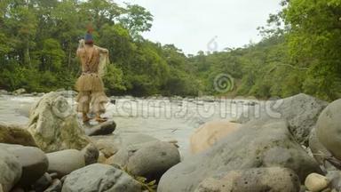 亚马逊土著男子在河<strong>流边缘</strong>冥想